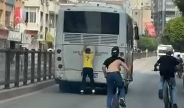 Adana'da Yürekleri Ağza Getiren Yolculuk: Patenli Genç Otobüsün Arkasına Tutundu