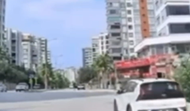 Seyhan’da Facia Kıl Payı Önlendi! Otomobil Kadına Çarpmaktan Son Anda Kurtuldu