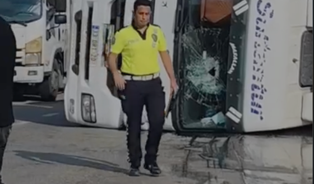 Adana-Ceyhan D-400’de Tır Devrildi: Sürücü Hafif Yaralandı