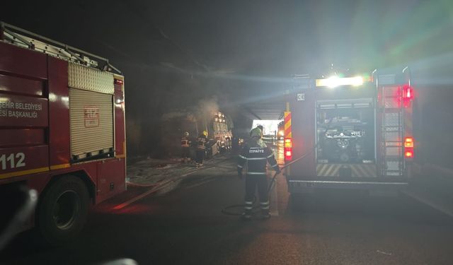 Gülek Tüneli’nde Korkutan Anlar! TIR Alevlere Teslim Oldu