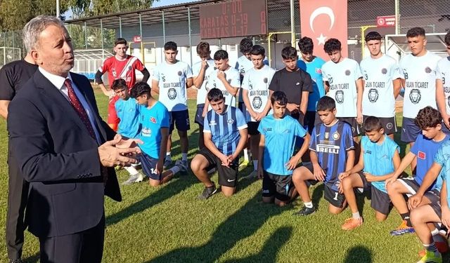 Loğoğlu, Karataş’ta Genç Futbolculara Seslendi