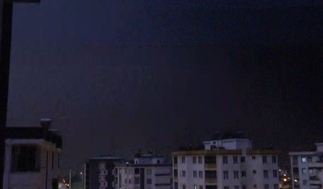 Kozan’da Yıldırımın Düşme Anı Saniye Saniye Görüntülendi