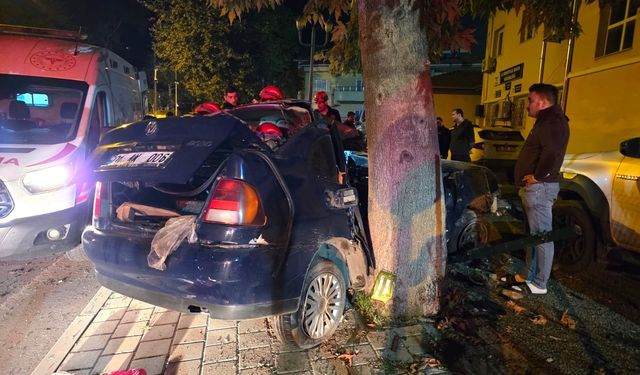 Adana’da Gece Yarısı Faciа! Ağaca Çarpan Otomobilde 13 Yaşındaki Çocuk Öldü