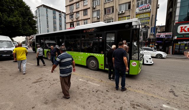 Adana’da Belediye Otobüsünün Tekerleği Koptu! 2 Araç Hasar Gördü
