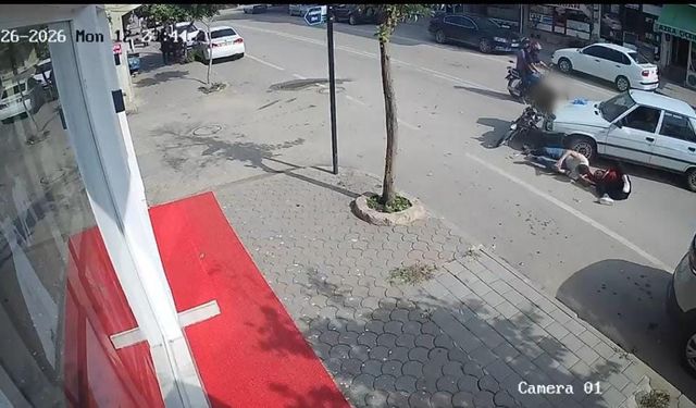Kozan'da Feci Kaza Anı Kamerada! Motosikletli Karı-Koca Otomobille Çarpıştı