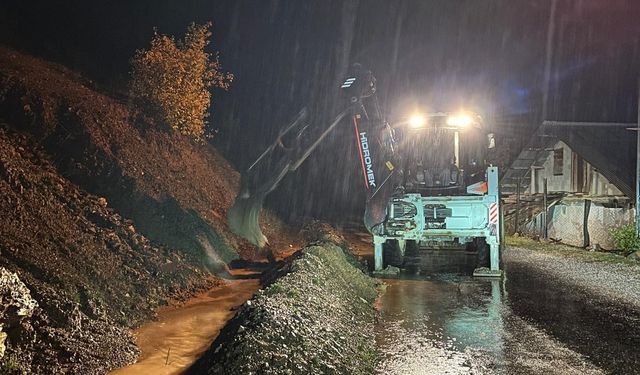 Adana’da Korkutan Heyelan! Feke’de Dev Kayalar Yolu Kapattı