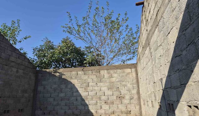 Adana’da Şiddetli Fırtına Dehşet Saçtı! Evlerin ve Ahırların Çatısı Havaya Uçtu