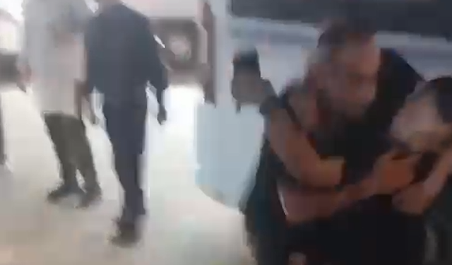 Adana’da Dolmuşta "Gürültülü Konuşma" Kavgası: Şoför ile Yolcu Yumruk Yumruğa Geldi