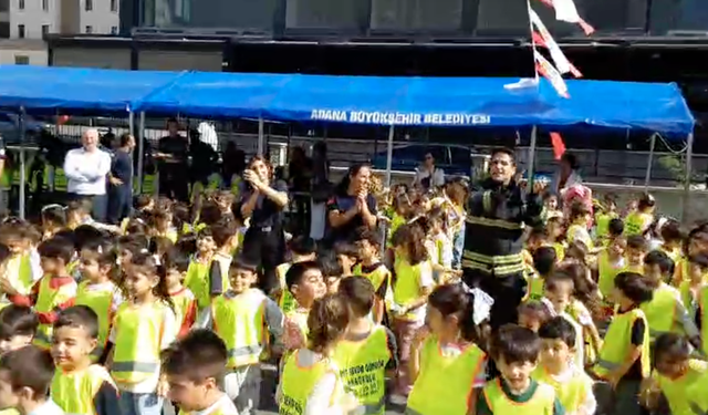 Adana İtfaiyesinde Minik Misafirler! Hem Öğrendiler Hem Eğlendiler