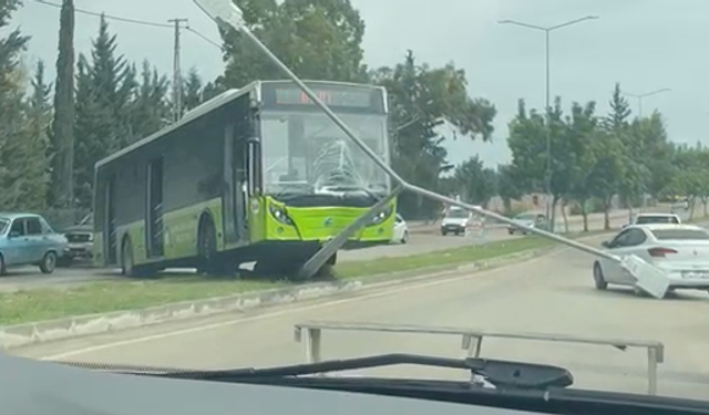 Sarıçam'da Belediye Otobüsü Refüje Çıktı