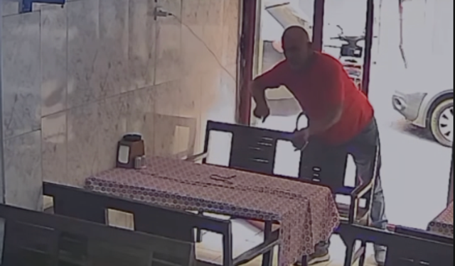 Şarja Bıraktığı Telefon Bir Anda Yok Oldu!