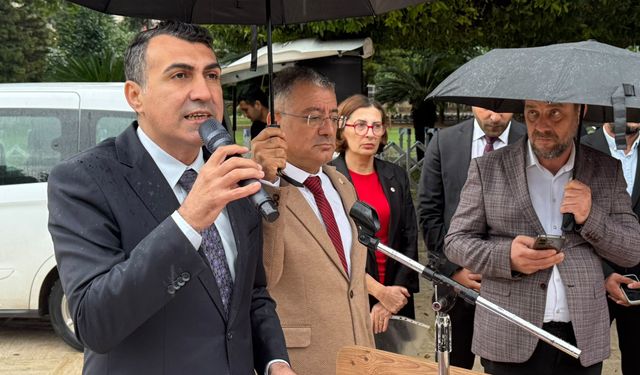 Yeni Parti'den Atatürk Anıtı'na Cumhuriyet Çelengi