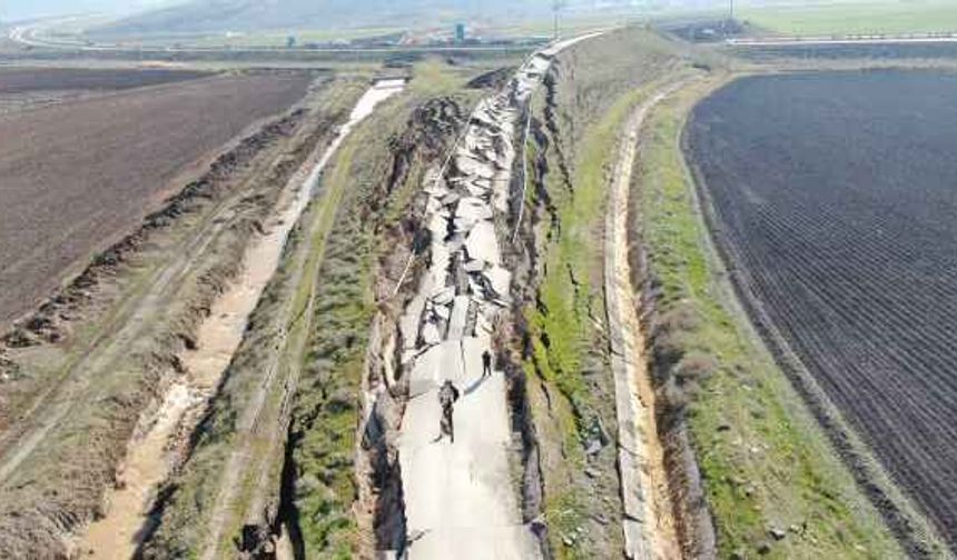Yol yarıldı, devasa çatlaklar oluştu