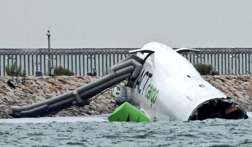 Hong Kong’da Kargo Uçağı Denize Sürüklendi: 2 Ölü
