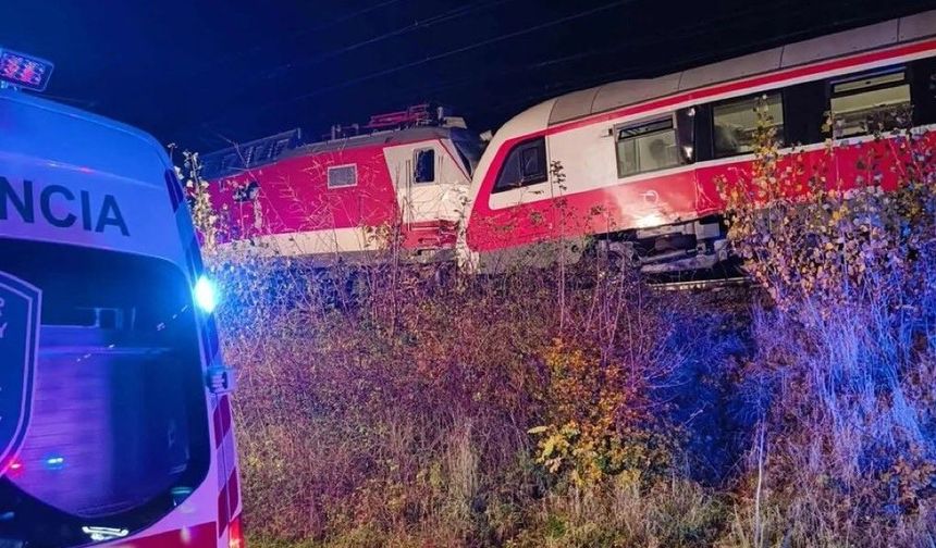 Slovakya’da Yolcu Trenleri Çarpıştı: En Az 18 Yaralı