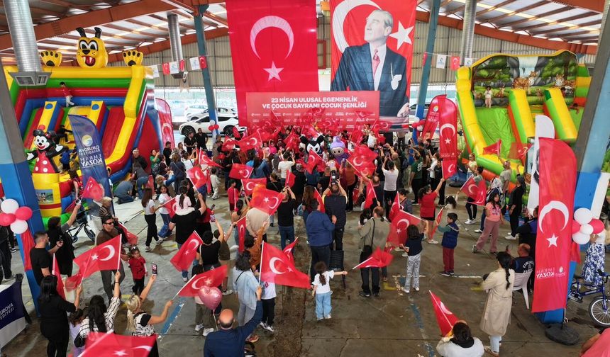 Çukurova'nın 23 Nisan Şenliğinde Binlerce Çocuk Doyasıya Eğlendi