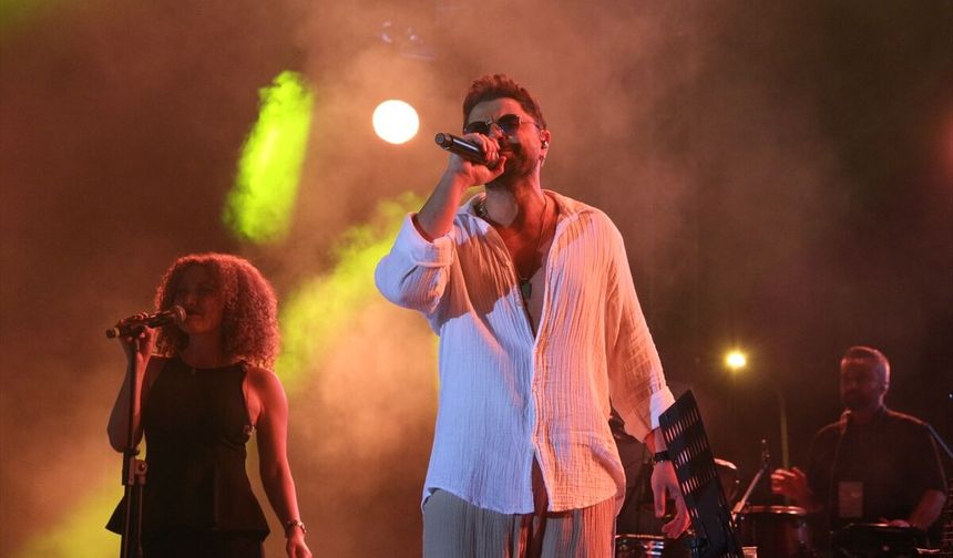 Listeleri Sallayan Hit Geri Döndü! “Aşktan Ötesi” Yeni Kliple Yayında