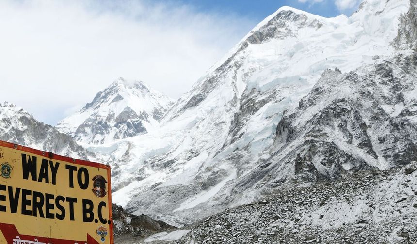 Everest’te Tarihi Gün! Bir Günde 274 Dağcı Zirveye Çıktı