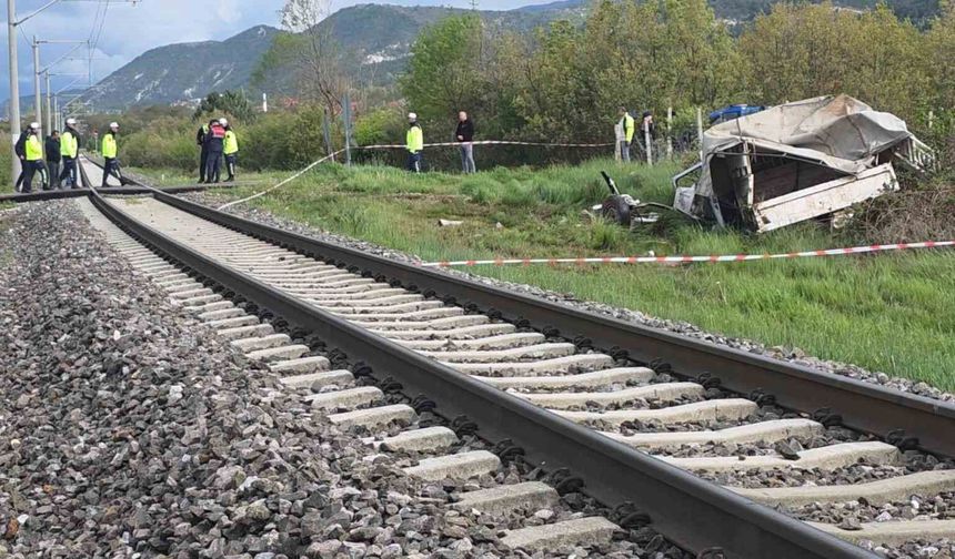 Bangkok’ta Korkunç Tren Faciası: Yolcu Otobüsü Alev Aldı, Çok Sayıda Ölü ve Yaralı