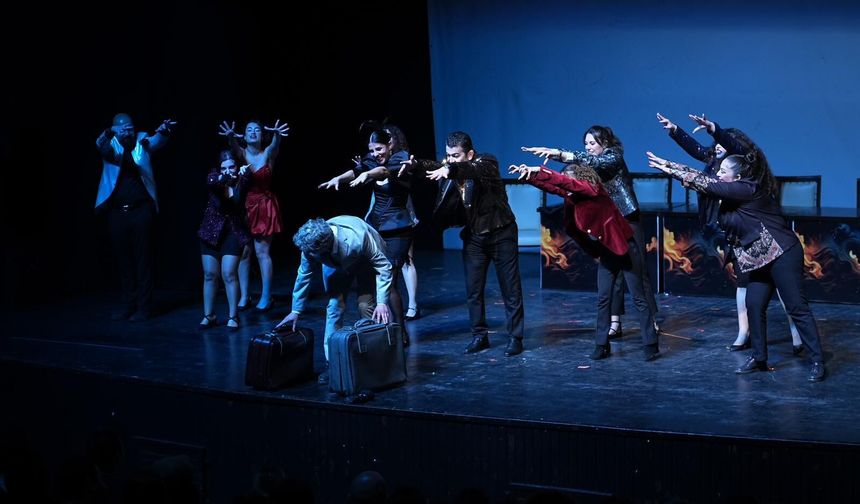 Adana Barosu Sahnede Devleşti: Avukatlardan Unutulmaz "V. Frank" Performansı