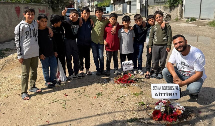 Adana’da Çukurlara Çiçekli Protesto! Gençlerden Belediyelere Tepki