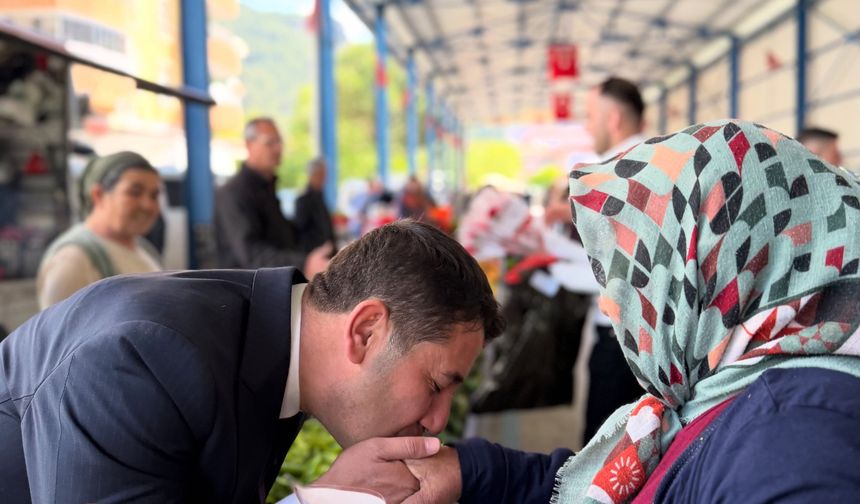 Feke’de Anneler Günü Sürprizi! Başkan Pazarcı Kadınlara Çiçek Dağıttı