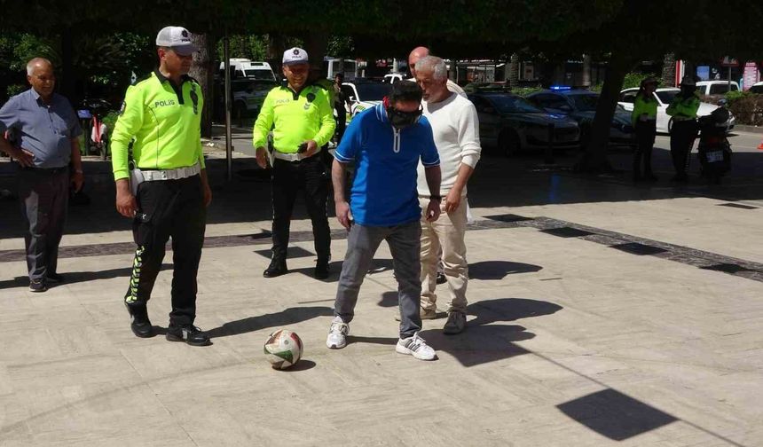 Adana’da Alkol Gözlüğü Etkinliği Gülümsetti! Topa Vuramadılar