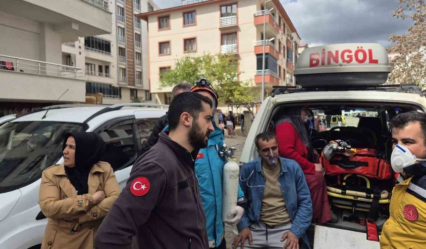 Bingöl'de dumanlar binayı sardı: 13 kişi dumandan etkilendi