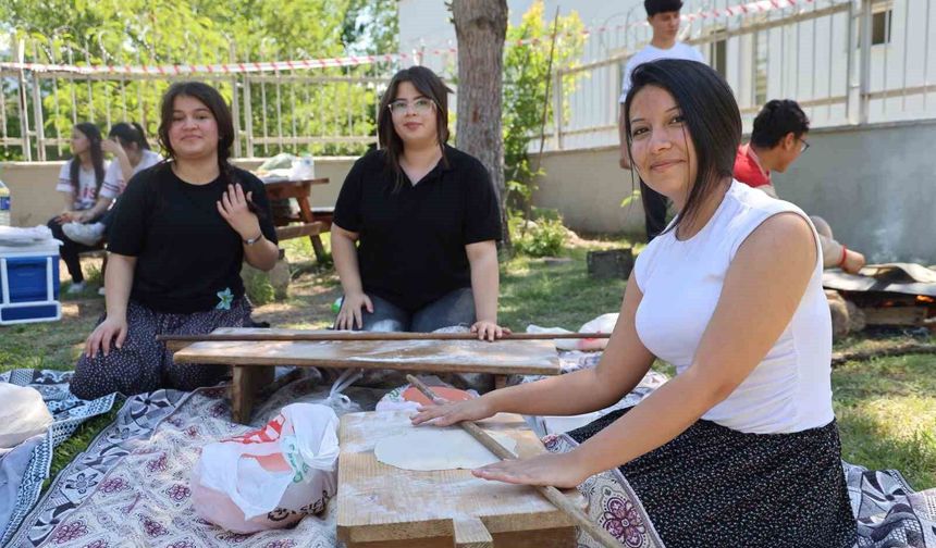 Kozan’da Şalvarlı Bahar Şenliği! Öğrenciler Sıkma Pişirip Halay Çekti