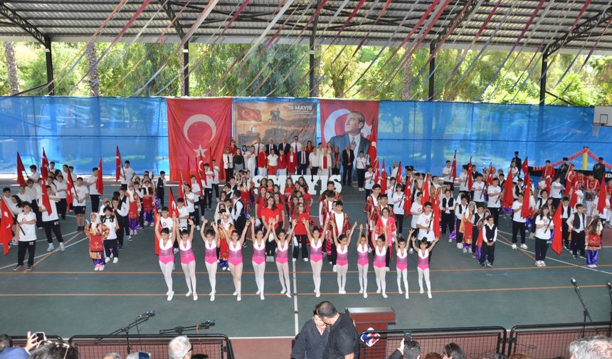 Adana'da 19 Mayıs Coşkusu: Final Okulları'ndan Görkemli Tören