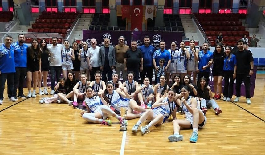 Güngör Geçer'den Türkiye İkincisi Kızlara Kutlama