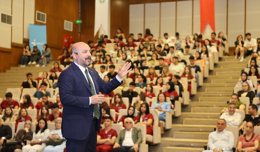 Nacar, Sağlık Kariyer Fuarında Gençlere Konuştu