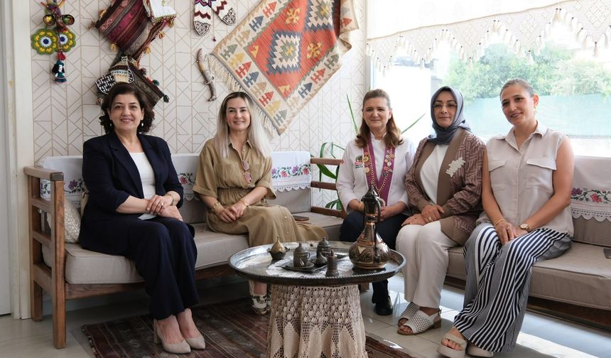 Süreyya Yavuz Yüreğir'deki Gastronomi Sultanları Kooperatifi'nde Üreten Kadınlarla Buluştu