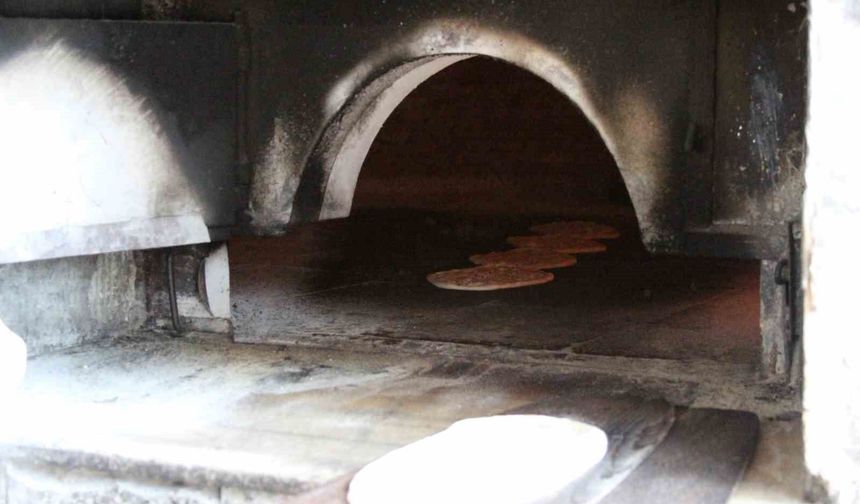 Adana'da Fırıncıların Zor Mesaisi: Fırın Önünde 80 Derece