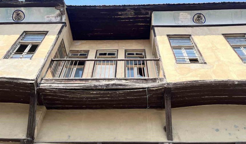 Adana'nın Göbeğinde Büyük Tehlike! Mahalleli Metruk Binalardan Korkuyor
