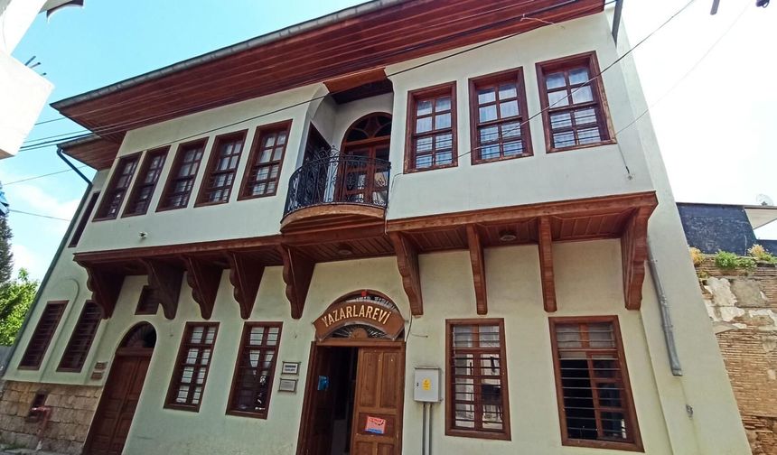Adana'da Dar Gelirli Öğrencilere Ücretsiz Fen Matematik Dersi Verilecek