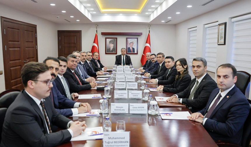 Vali Yavuz 15 Kaymakamla Masaya Oturdu! Adana'nın Geleceği Konuşuldu