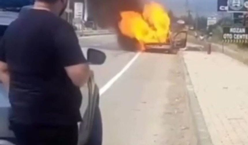 Adana'da Seyir Halindeki Otomobil Alev Alev Yandı! Geriye Hurda Yığını Kaldı