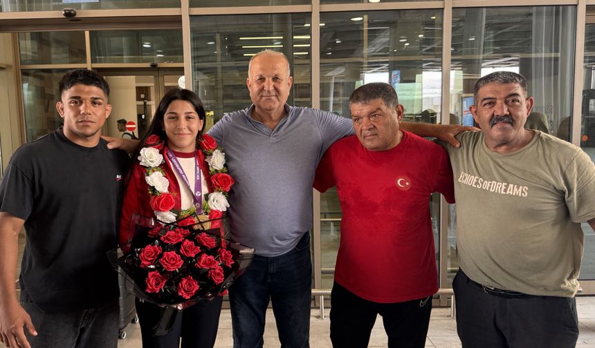 Adana'nın Altın Kızı Memleketine Döndü! Havalimanında Duygu Dolu Anlar