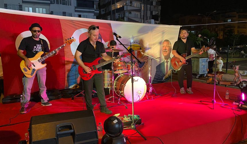 Ceyhan’da Yaz Gecesi Coşkusu! Cihan Yılmaz Konseri Binleri Buluşturdu