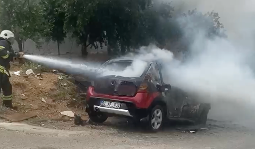 Adana'da Araç Yangını! İtfaiyenin Müdahalesiyle Facia Önledi