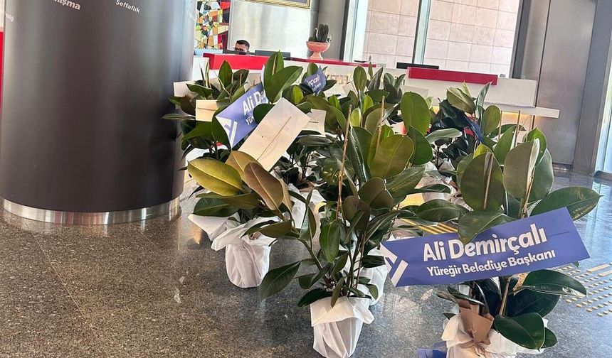 Ali Demirçalı'dan CHP Genel Merkezi'ne Dikkat Çeken Çiçek Jest