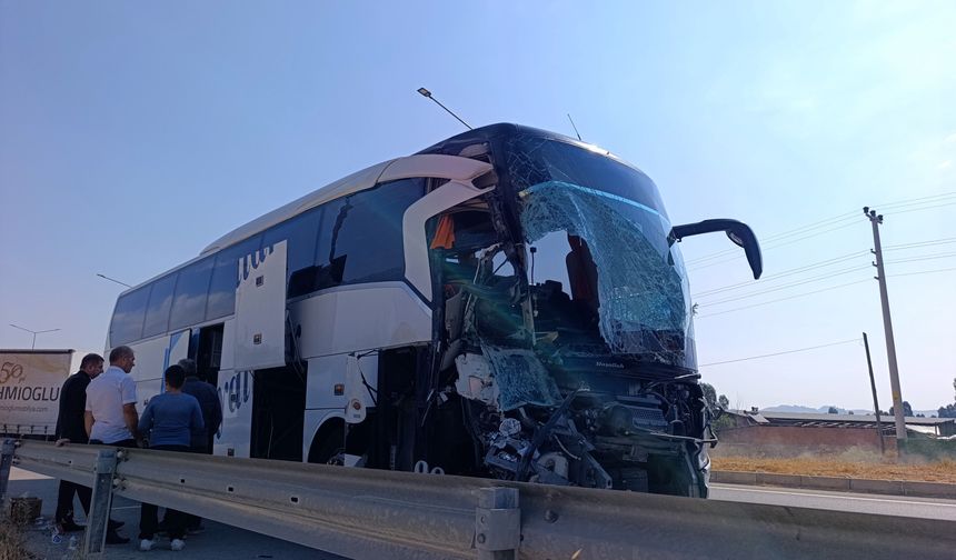 Yolcu Otobüsü Kamyonete Arkadan Çarptı: 1 Ölü, 15 Yaralı