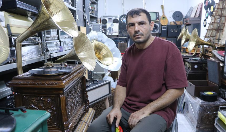 Adana’da “Tarihin Sesini” Yaşatıyor! Asırlık Gramofonları Tek Tek Hayata Döndürüyor