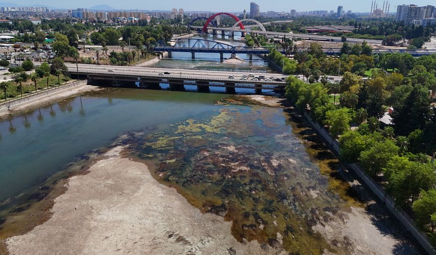 Seyhan Nehri’nde Sular Çekildi, Kirlilik Gün Yüzüne Çıktı