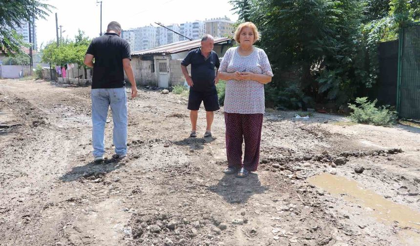 Adana’da Tepki Çeken Görüntü! Mahalleli Bozuk Yollardan Şikayetçi