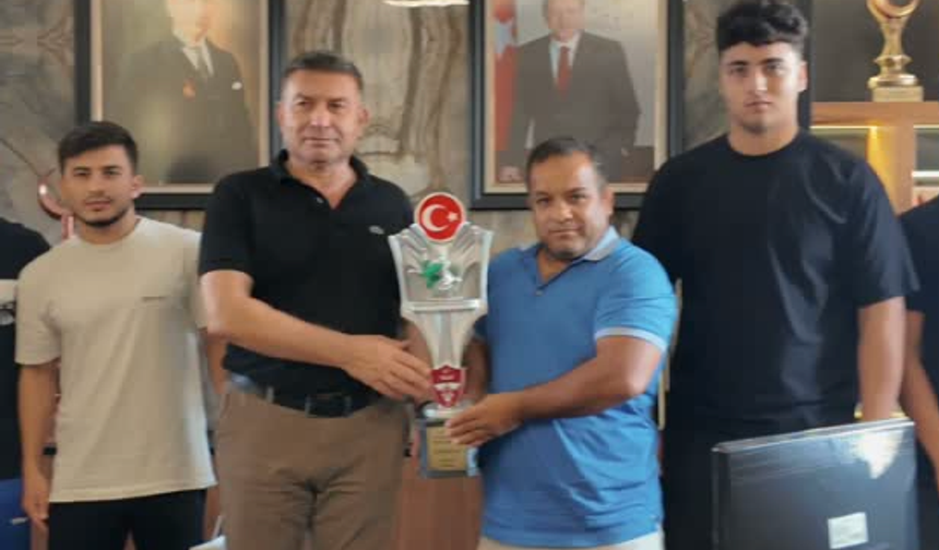 Karaisalı’nın Gururu Türkiye İkincisi! Güreşçilerden Büyük Başarı
