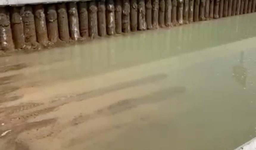 Adana’da Alt Geçit Çalışmasında Su Borusu Patladı! İnşaat Alanı Göle Döndü