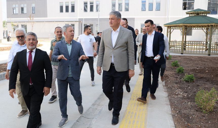 Adana Valisi Mustafa Yavuz, Sarıçam’daki Bin Kişilik Yeni Öğrenci Yurdunu İnceledi