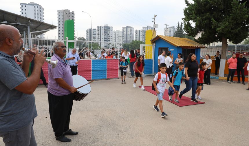 Kozan’da Minik Öğrencilere Kırmızı Halılı Karşılama! Davul Zurnayla Okula Girdiler